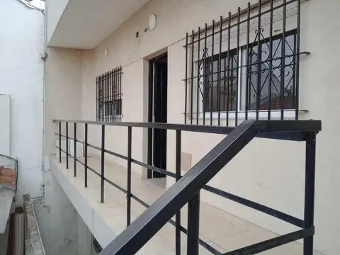 VENTA PH DE  3 AMBIENTES C/ TERRAZA  EN VILLA SARMIENTO