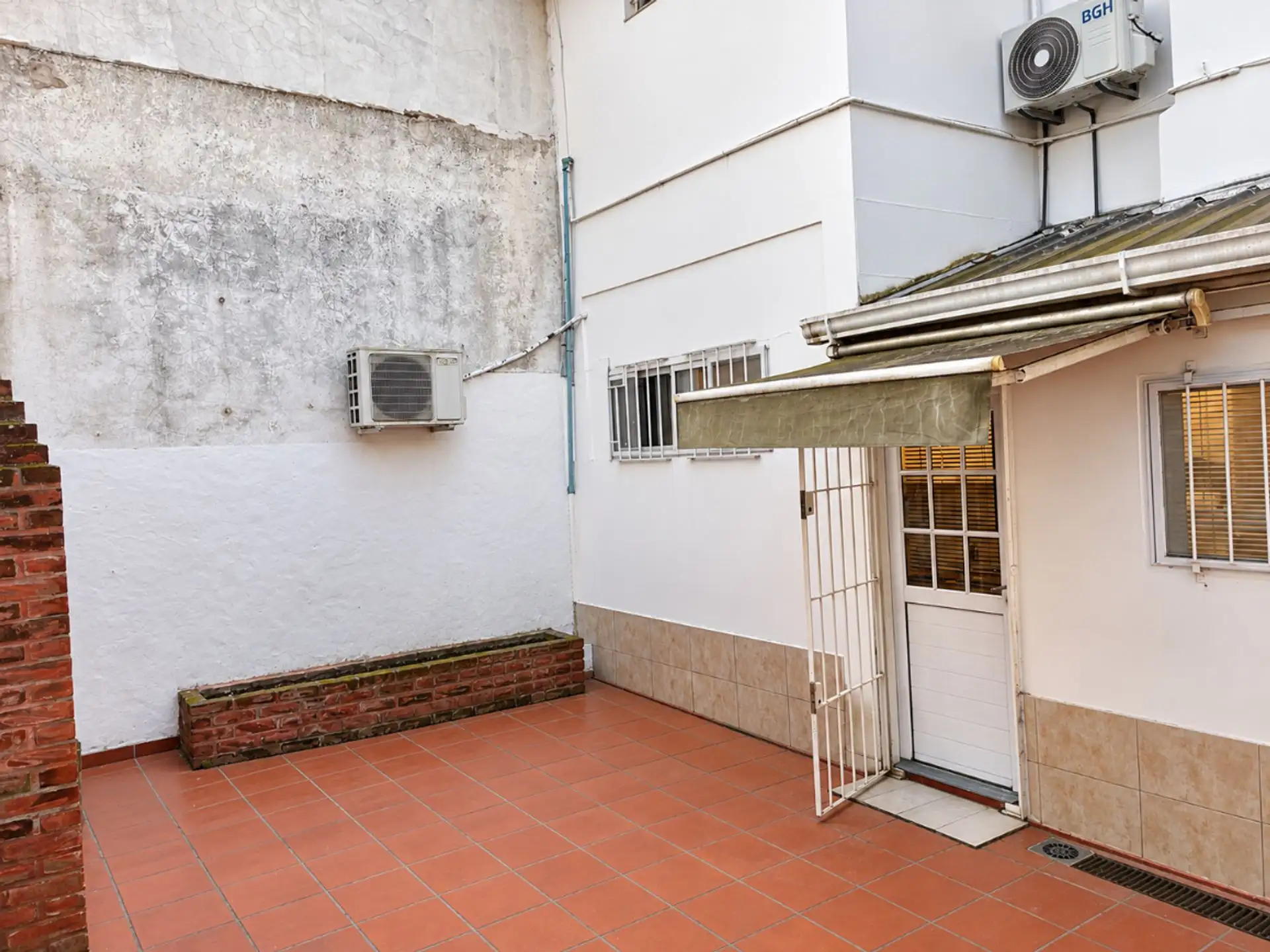 Propiedad en Block en Esquina – Caisamar, 5 amb, patio, local comercial