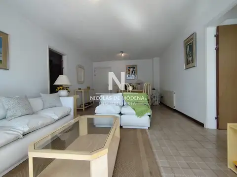  Alquiler y venta de apartamento de dos dormitorios en Punta del Este, Edificio Estrella de Mar