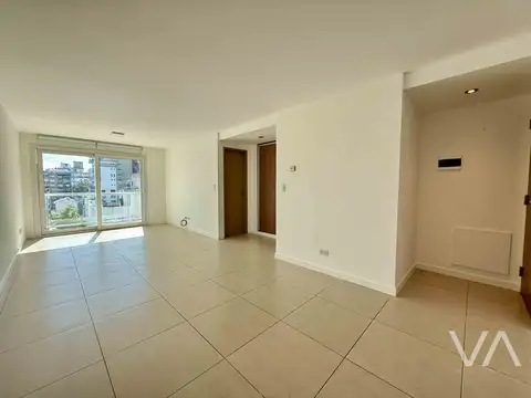 Amplio monoambiente con balcón. Cochera. Plaza Mitre.