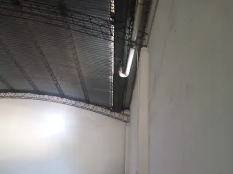 Hermoso galpón con baño completo y entrepiso