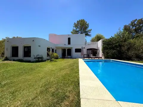 Casa en venta estilo mediterráneo - Barrio Cube Escobar. 4 Dormitorios. Gran Parque. Terraza