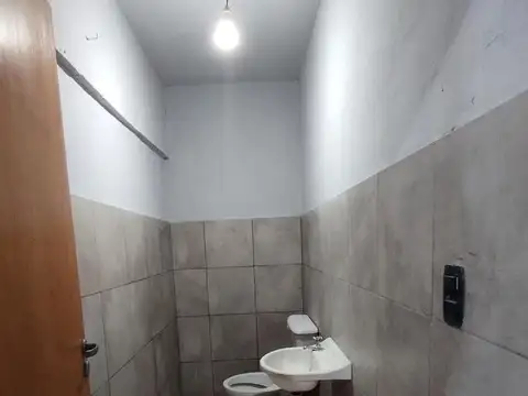 ALQUILER GALPÓN ZONA OESTE (AZCUÉNAGA) | 220 M²   ENTREPISO LOSA | TRIFÁSICA, OFICINA Y 2 BAÑOS