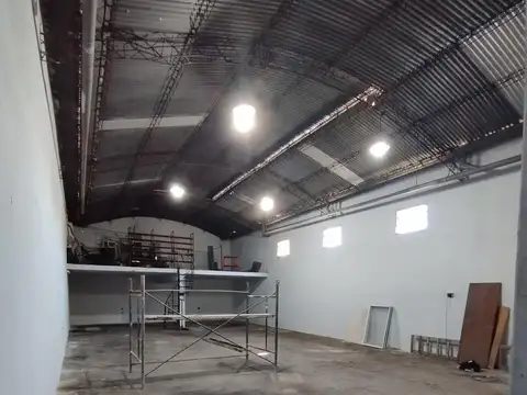 ALQUILER GALPÓN ZONA OESTE (AZCUÉNAGA) | 220 M²   ENTREPISO LOSA | TRIFÁSICA, OFICINA Y 2 BAÑOS