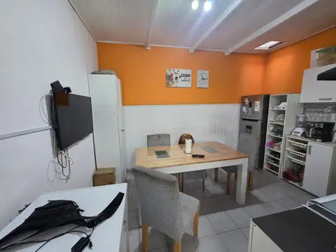 En Venta en Palomar Casa de 3 Ambientes en Esquina Sobre Amplio Lote de Terreno F: 10499