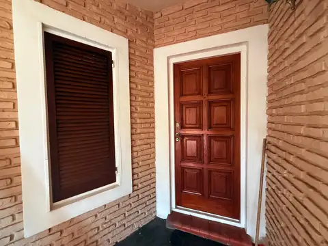 Casa en Alquiler con 2 cocheras