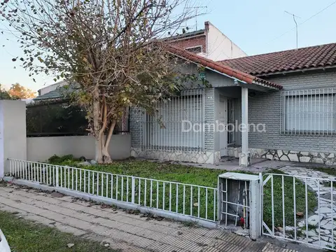 Casa Chalet  en Venta en Paso del Rey, Moreno
