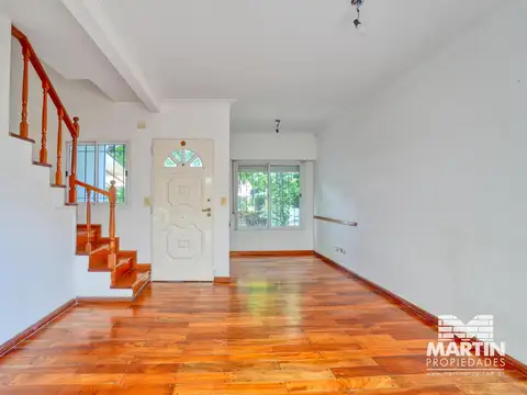 Dúplex en tres plantas con cochera y patio - Olivos, próximo a Av.Maipú