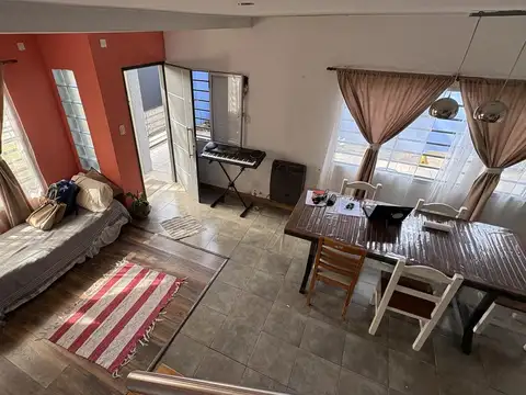 Casa 6 ambientes con 2 baños