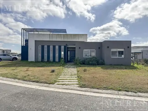 Casa en alquiler anual sobre lote interno Area 8 San Sebastian