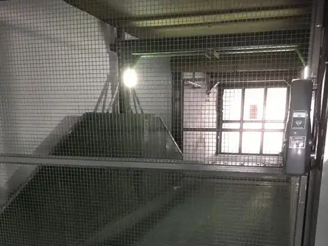 VENTA COCHERA DESCUBIERTA EN FLORES.