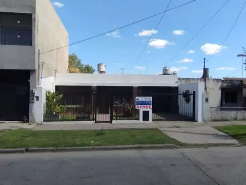 CASA MULTIFAMILIAR CON AMBIENTES AMPLIOS