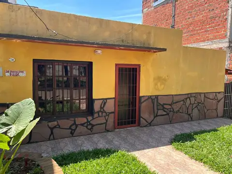 (A244) Casa 2 dormitorios sobre Av. Las Heras 
