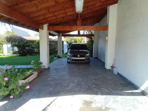 Casa 6 ambientes con 2 baños