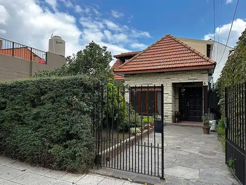 VENTA CASA 4 AMB CON JARDIN AL FRENTE  MARTINEZ