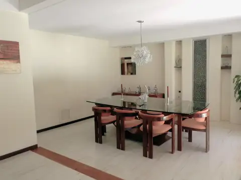 Casa en Venta con 3 cocheras