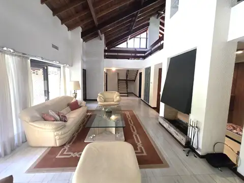 Casa en Venta con 3 cocheras