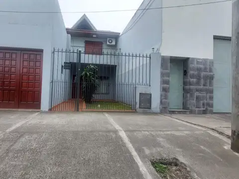 VENTA CASA C/DEPOSITO FONDO Y QUINCHO LANUS ESTE