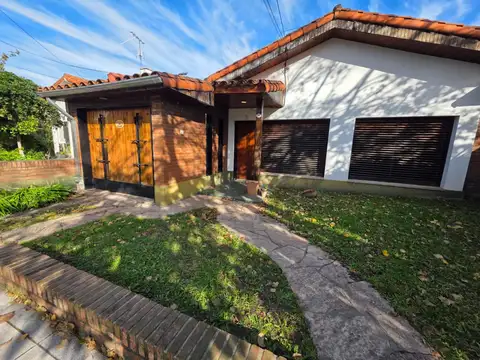 En Venta en Ciudad Jardin Chalet de 4 Ambientes 1 Baño Garage Fondo - Alquilada F: 10462