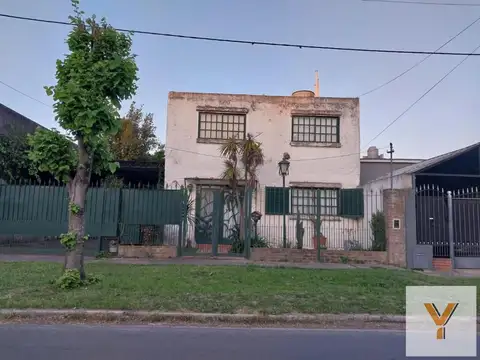 Casa en venta - 4 Dormitorios 2 Baños - Cocheras - 690Mts2 - Longchamps