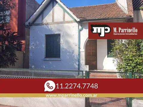 Casa de 4 ambientes toda en PB, con Gran Jardín y Mucho Potencial en Excelente Lote- En Venta