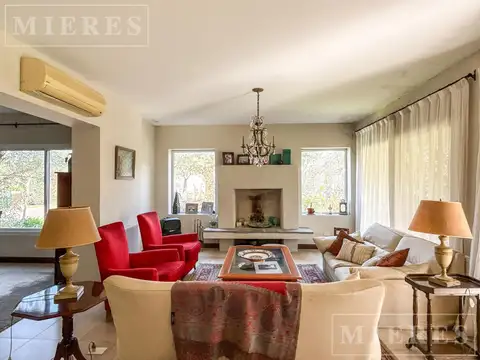 Casa 9 ambientes con 3 baños