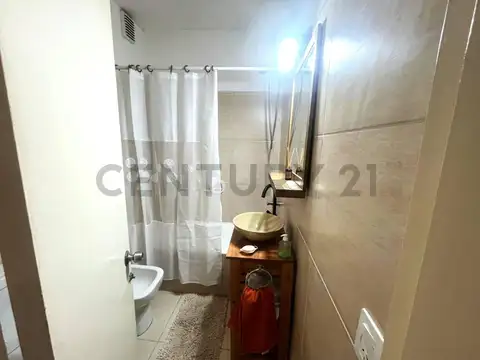 VENTA DEPARTAMENTO 3 AMBIENTES, POR ESCALERA MUY LUMINOSO Y AMPLIO.