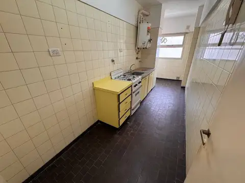 14 de julio 2100, Piso 4