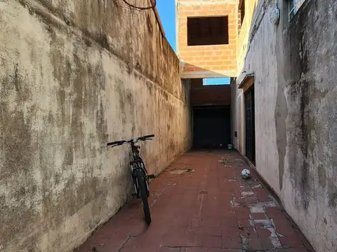 VENTA CASA 3 AMBIENTES EN LANÚS CON COCHERA