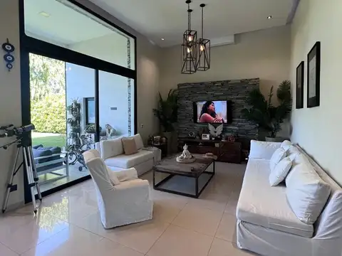 Casa en Venta con 2 cocheras
