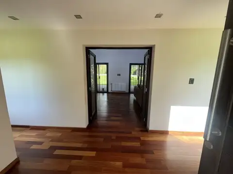Casa 9 ambientes con 4 baños