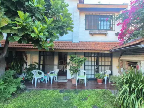 Casa Doble en Villa Adelina cochera  y parrilla