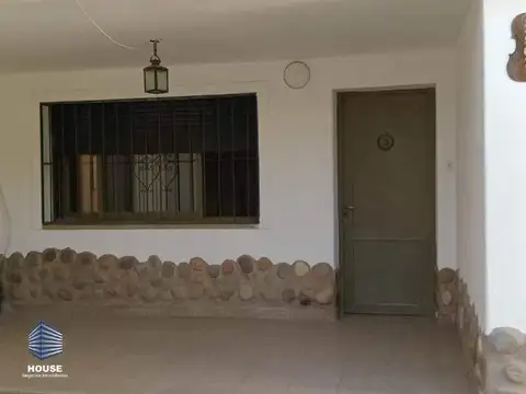 AMPLIA CASA DE 3 DORMITORIOS  SALÓN  EN VENTA BARRIO LOS BOULEVARES