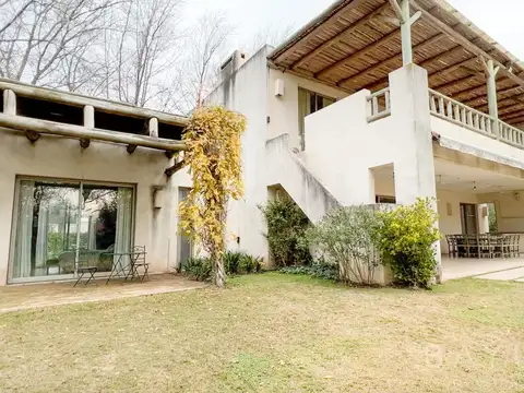 Casa 8 ambientes con 6 baños