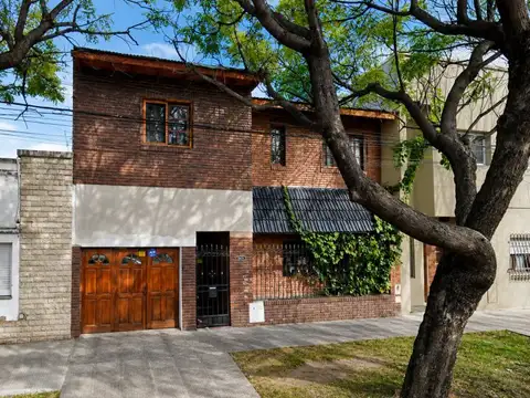 Casa 4 dormitorios con Cochera, Patio con pileta, Terraza | Saavedra 1770.