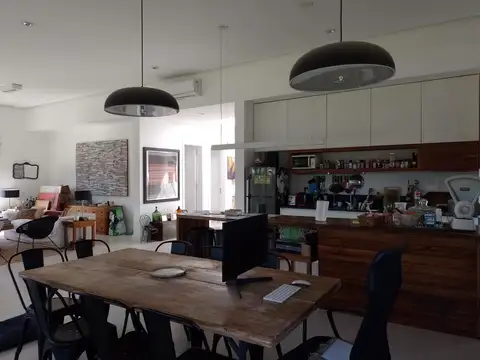 Casa en Venta con 3 cocheras