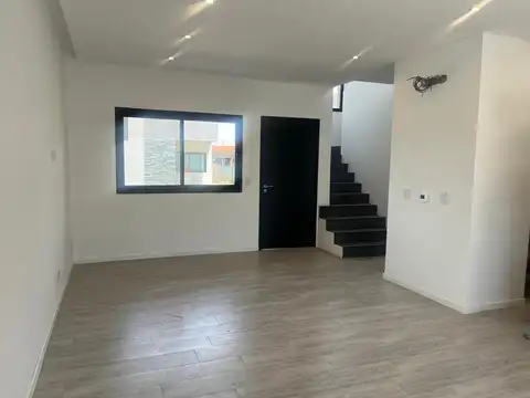 Casa 4 ambientes con 3 baños