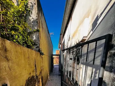 VENTA CASA DOS DORMITORIOS ZONA ESTE