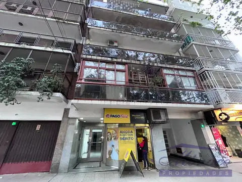 4 amb. Al frente con balcón corrido. A mts Subte "B"