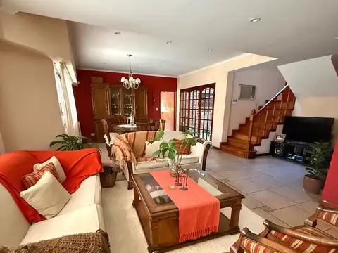 Casa en Venta con 2 cocheras