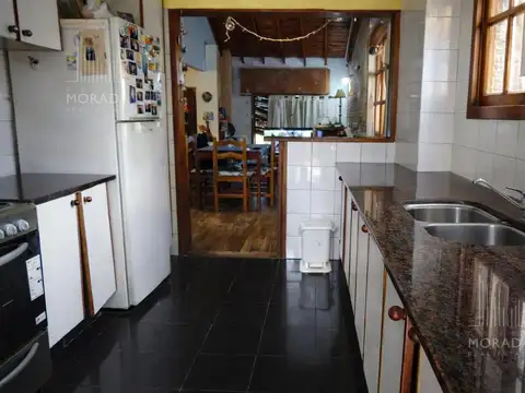 Casa 4 ambientes con 2 baños