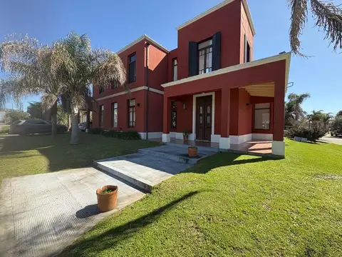 CASA EN VENTA, 4 AMBIENTES, BARRIO PRIVADO ALTOS DEL SOL.