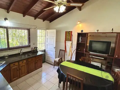Casa 4 ambientes con 2 baños