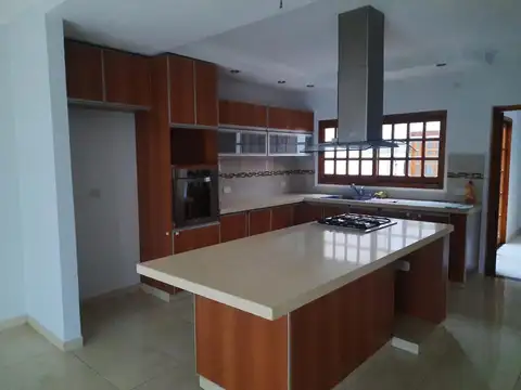 Casa en Alquiler con 1 cochera