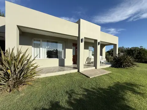 Casa de 4 ambientes con piscina