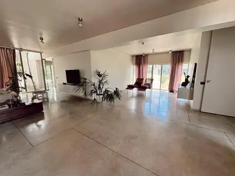 Casa en Alquiler con 2 cocheras