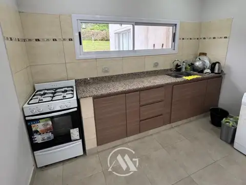 Casa 4 ambientes con 2 baños