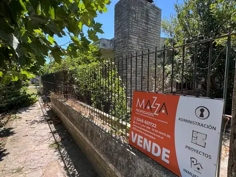  Amplia casa sobre gran lote.