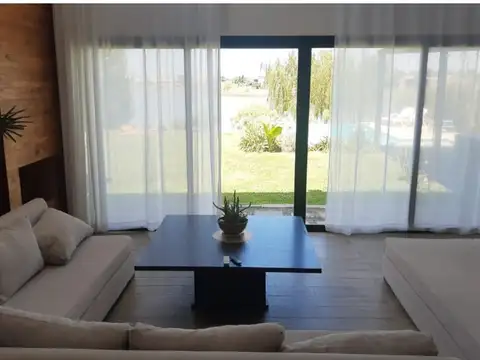 Casa en Alquiler con 4 cocheras