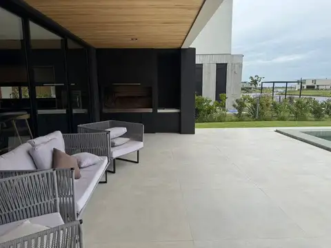 Casa 6 ambientes con 4 baños